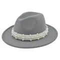 Détail d'un chapeau fedora en laine grise avec bandeau élégant en perles multicouches - M (56-58cm) / Gris clair