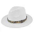 Dettaglio cappello fedora bianco con fascia leopardata e fibbia in metallo su feltro - M (56-58cm) / Bianco