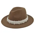 Détail d'un chapeau fedora en laine marron orné de perles blanches sur le ruban - M (56-58cm) / Café clair