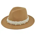 Gros plan d'un chapeau en feutre camel avec d'élégantes rangées de perles blanches - M (56-58cm) / Kaki