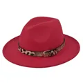 Dettaglio di un cappello fedora rosso in feltro con fascia leopardata e fibbia in metallo - M (56-58cm) / Rosso Vivo