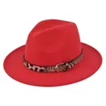 Dettaglio del cappello Fedora rosso in lana con cinturino leopardato e fibbia d'argento - M (56-58cm) / Rosso