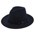 Λεπτομέρεια σκούρου μπλε μάλλινου καπέλου fedora με μαύρο δερμάτινο λουράκι και χρυσή αγκράφα - M(56-58cm) / Ναυτικό μπλε