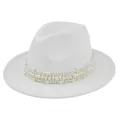 Gros plan sur la bande décorative en perles d'un chapeau fedora blanc en feutre de laine - M (56-58cm) / Blanc