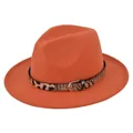 Dettaglio cappello fedora arancione con fascia in pelle leopardata e fibbia metallica - M (56-58cm) / Rosso Arancio