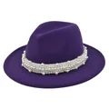 Détail du chapeau fedora violet foncé avec bande décorative de perles blanches multicouches - M (56-58cm) / Violet