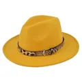 Dettaglio del cappello fedora giallo in lana con cintura leopardata e fibbia argento - M (56-58cm) / Giallo