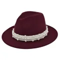 Détail d'un chapeau fedora en laine bordeaux avec un élégant ruban de perles - M (56-58cm) / Bordeaux
