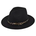 Detalle de sombrero fedora de lana negra con banda de leopardo y hebilla metal dorada - M (56-58cm) / Negro