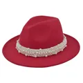 Gros plan sur un chapeau fedora en laine rouge avec bandeau décoratif en perles - M (56-58cm) / Rouge