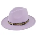 Dettaglio del cappello fedora lavanda con fascia in pelle leopardata e fibbia argento - M (56-58cm) / Porpora