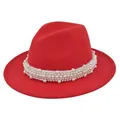 Détail du chapeau fedora en laine rouge avec élégantes perles blanches sur le rebord - M (56-58cm) / Rouge