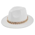 Dettaglio di un cappello fedora bianco a tesa larga con una vistosa catena dorata lucida - M(56-58cm) / Bianco