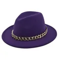 Dettaglio del cappello fedora in feltro viola scuro con una grossa catena dorata - M(56-58cm) / Viola