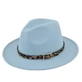Detalle de sombrero fedora de lana azul claro con banda de leopardo y hebilla oro - M (56-58cm) / Azul cielo