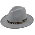 Detalle de fedora de fieltro gris con banda de leopardo y hebilla de metal dorado fino - M (56-58cm) / Gris claro