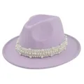 Détail du chapeau en laine lavande avec un ruban décoratif de perles blanches chic - M (56-58cm) / Violet