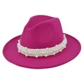 Détail du chapeau fedora rose fuchsia avec un ruban blanc orné de perles élégantes - M (56-58cm) / Rose rouge