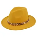 Dettaglio del cappello fedora in feltro giallo con una grossa catena in metallo dorato - M(56-58cm) / Giallo