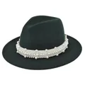 Détail d'un chapeau fedora en laine vert foncé orné d'élégantes perles blanches sur le bord - M (56-58cm) / Vert Herbe Foncé