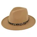 Primer plano de sombrero fedora marrón con cinta de leopardo y hebilla dorada - M (56-58cm) / Caqui