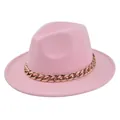 Dettaglio di un cappello fedora in lana rosa con una grossa catena color oro rosa - M(56-58cm) / Rosa