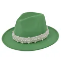 Détail du chapeau fedora en feutre vert orné de rangées de perles blanches élégantes - M (56-58cm) / Vert Herbe