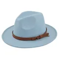 Detailopname van lichtblauwe vilten fedora hoed met bruine suède riem en gouden gesp-accent - M(56-58cm) / Hemelsblauw
