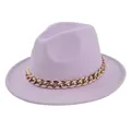 Dettaglio macro del cappello fedora lavanda con elegante catena in metallo oro rosa - M(56-58cm) / Viola