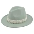 Vue détaillée du chapeau jazz en laine vert menthe orné de rangées de perles blanches - M (56-58cm) / Vert Émeraude