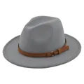 Detail van grijze vilten fedora hoed met bruine leren riem en gouden metalen gesp opzij - M(56-58cm) / Lichtgrijs