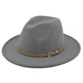 Detail van grijze wollen fedora hoed met een bruine leren riem en gouden gesp - M(56-58cm) / Lichtgrijs