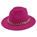 Dettaglio cappello fedora in feltro fucsia con catena dorata su sfondo bianco - M(56-58cm) / Rosa Rosso
