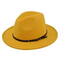 Λεπτομέρεια κίτρινου καπέλου fedora με μαύρη δερμάτινη ζώνη και χρυσά μεταλλικά καρφιά - M(56-58cm) / Κίτρινο