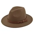 Detail van bruine wollen fedora hoed met een leren band en metalen ringgesp - M(56-58cm) / Licht koffiebruin