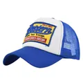 Dettaglio della toppa ricamata Western sul berretto trucker in rete blu e bianca - Regolabile / Blu