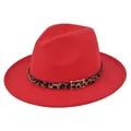Detalle de sombrero fedora rojo con banda de leopardo y hebilla de metal dorado - M (56-58cm) / Rojo
