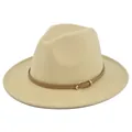 Detail van beige wollen fedora hoed met bruine lederen band en gouden metalen gesp - M(56-58cm) / Beige