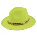 Dettaglio del cappello fedora in lana verde neon con una grossa catena in metallo dorato - M(56-58cm) / Verde Chiaro
