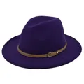 Detail van paarse fedora hoed met wolvilt textuur en bruine leren band met metalen gesp - M(56-58cm) / Paars