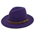 Detailaanzicht van een paarse fedora-hoed met bruine suède band en gouden gesp - M(56-58cm) / Paars