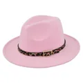 Detalle de sombrero fedora rosa de lana con banda de leopardo y hebilla metálica dorada - M (56-58cm) / Rosa