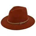 Detail van roestrode vilten fedora met lichtbruine leren band en gouden gesp - M(56-58cm) / Roestrood