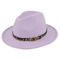 Detalle de sombrero de fieltro lavanda con banda de leopardo y hebilla dorada - M (56-58cm) / Púrpura