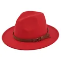 Detail van rode wollen vilten fedora met bruine leren band en gouden gesp detail - M(56-58cm) / Rood