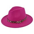 Detalle de sombrero de lana rosa con banda de leopardo y hebilla dorada metálica - M (56-58cm) / Rosa rojo