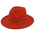 Detail van een rode wollen fedora hoed met bruine leren riem en gouden gesp - M(56-58cm) / Rood