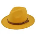 Detail van gele wollen vilten fedora met bruine kunstleren riem en gouden gesp-accent - M(56-58cm) / Geel