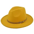 Detailopname van gele wollen fedora hoed met beige leren band en gouden metalen gesp - M(56-58cm) / Geel