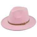 Detailopname van de roze fedora hoed met bruine lederen riem en gouden metalen gesp - M(56-58cm) / Roze